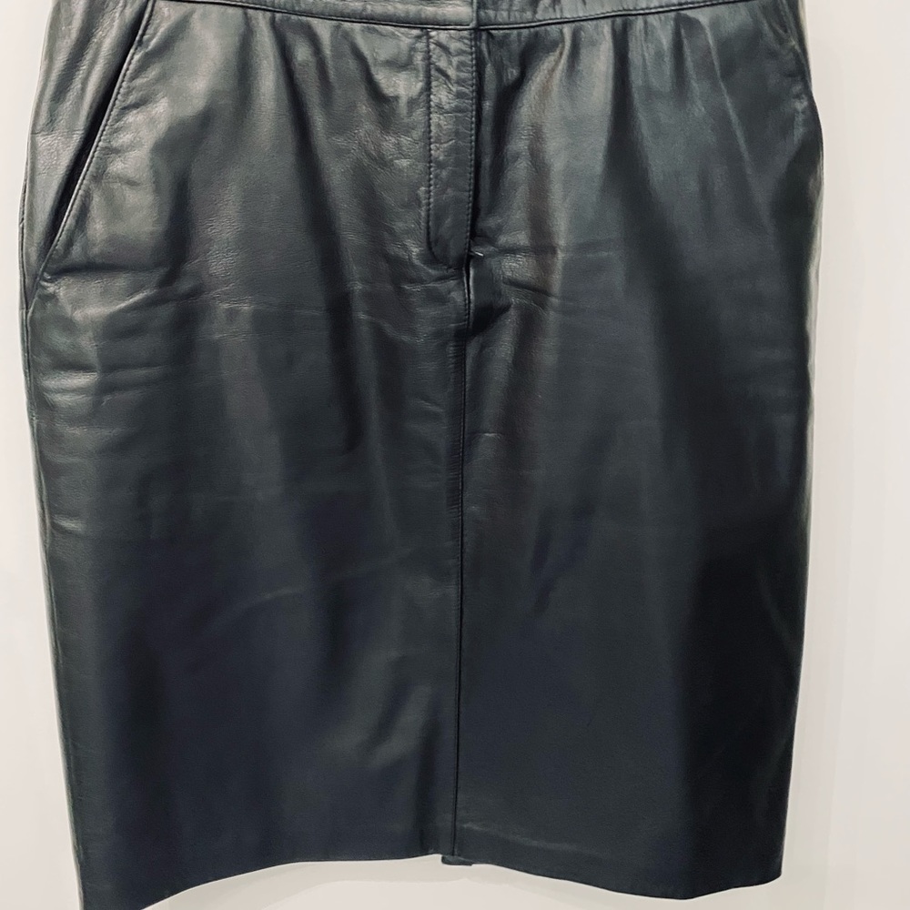 Danier thick shiny black leather skirt with pockets and front zipper size 12